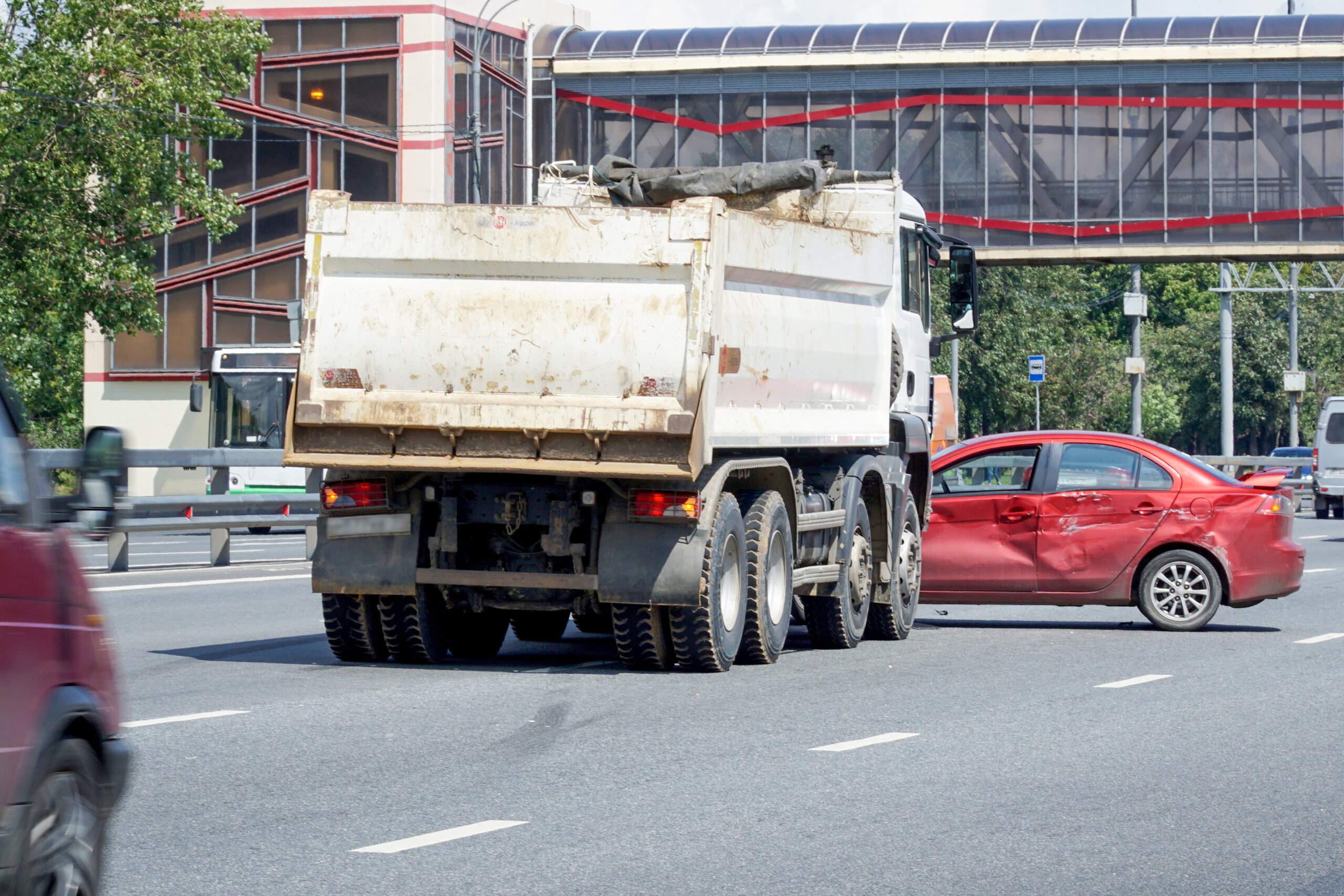 How to Handle a Car Accident Involving a Commercial Vehicle in Florida