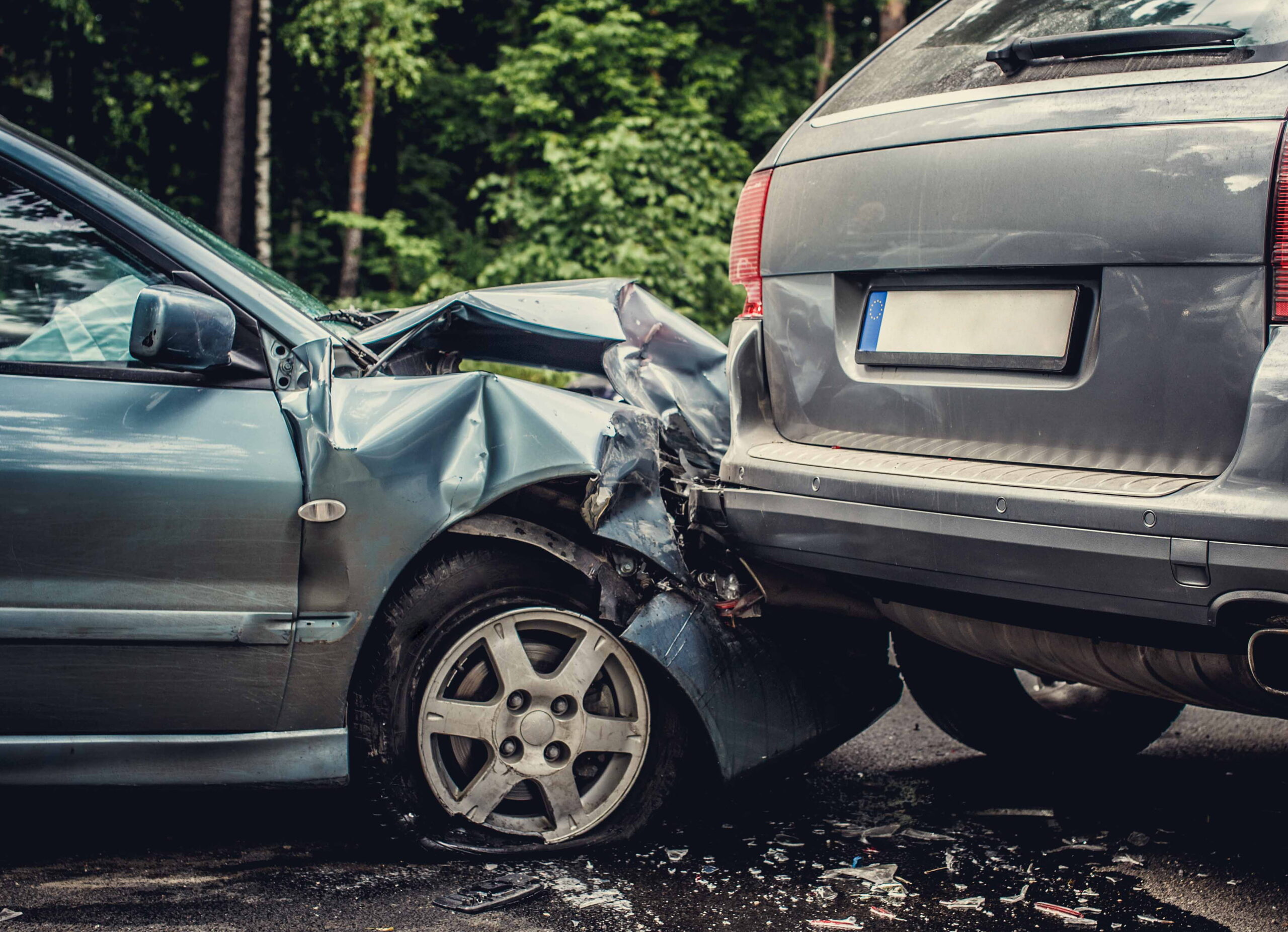 Accidente de carro entre dos vehículos en Florida con daños severos en la parte frontal tras una colisión